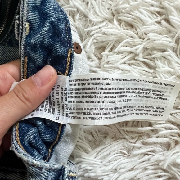 A&F • Denim mini skirt in ripped medium wash - Picture 4 of 4